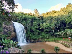 ラゴイーニャにあるCasa Do Solの森の滝