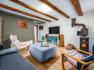 un soggiorno con tavolo e camino di Holiday home Dane 22 a Dane