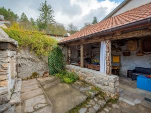 una vista esterna di una casa con un muro di pietra di Holiday home Dane 22 a Dane