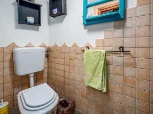 bagno con servizi igienici e asciugamano verde di Holiday home Dane 22 a Dane Altre 15 foto