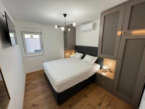 En eller flere senge i et værelse på Holiday apartment with 0 bedrooms