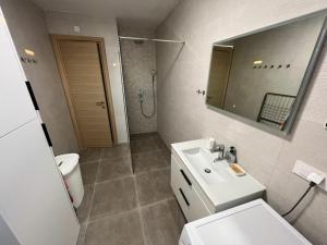 Et badeværelse på Holiday apartment with 0 bedrooms + 33 billeder