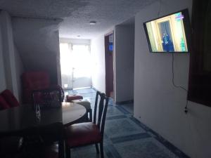 Μια τηλεόραση ή/και κέντρο ψυχαγωγίας στο Hospedaje en apartamento 2