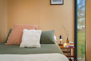 Una cama o camas en una habitación de Grove at Peasant Farm by Tiny Away