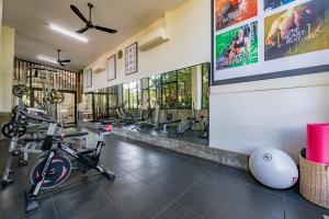 - une salle de sport avec des vélos et des équipements d'exercice dans la chambre dans l'établissement Hotel Somadevi Angkor Boutique and Resort, à Siem Reap