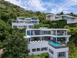 una vista aerea di un edificio bianco di Seascape 6BR Prestige Villa Skyline Pool a Ban Nakhale