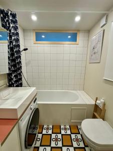 une salle de bain avec une baignoire, des toilettes et un lavabo dans l'établissement ARVA NARVA new boutique apt, Netflix, Old Town, à Narva 37 autres photos