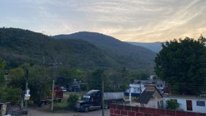 Nespecifikovaný výhled na hory nebo výhled na hory při pohledu z prázdninového domu