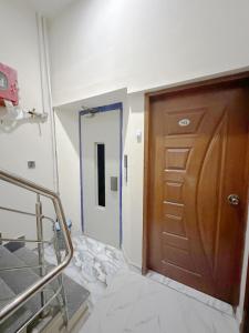 Una escalera que conduce a una puerta en una habitación en Versace Homes in heart of DHA, en Karachi 2 fotos más