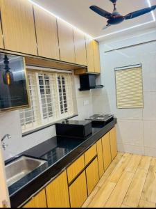 une cuisine avec un évier et un plafond dans l'établissement 2 bhk luxury independant heritage villa, à Trivandrum 6 autres photos