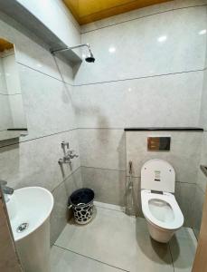 une salle de bain avec toilettes et lavabo dans l'établissement 2 bhk luxury independant heritage villa, à Trivandrum