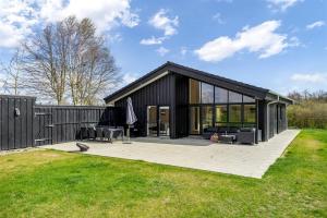 Taman di luar Wooden House With Direct Access To The Sea