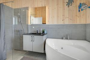 Bilik mandi di Wooden House With Direct Access To The Sea