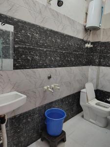 a bathroom with a toilet and a sink at Shri prabhu dham- Near Prem Mandir in Vrindāvan +13 photos