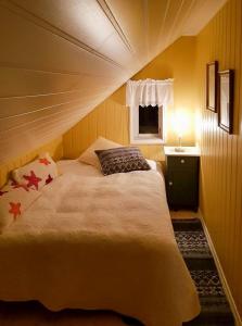 ein Schlafzimmer mit einem Bett und einem Fenster in der Unterkunft Family Cabin By The Fjord In Tysnes in Uggdalseidet