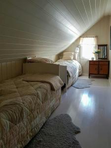 ein Schlafzimmer mit zwei Betten und einem Fenster in der Unterkunft Family Cabin By The Fjord In Tysnes in Uggdalseidet