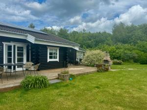 Κήπος έξω από το Log Cabin With Activity Room Near Gudmindrup