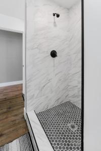 a bathroom with a shower with white marble at Modern Renovated 3-Bed Near Ann Arbor & Ypsilanti in Ypsilanti