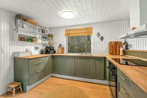 Kuchyň nebo kuchyňský kout v ubytování Holiday Home Between Forest And Beach In Haderslev + 7 fotografií