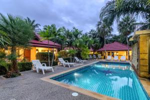 Bazén v ubytování V247 Poolside 1BR Near Naiharn Beach & Gym nebo v jeho okolí