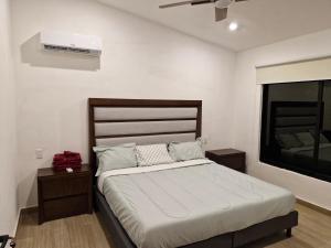 Postel nebo postele na pokoji v ubytování Jungle and Beach Cottage