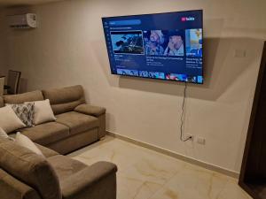 TV a/nebo společenská místnost v ubytování Jungle and Beach Cottage