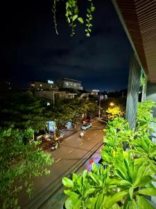 uitzicht op een straat in de nacht bij T E U Hotel & Apartment Da Nang in Da Nang
