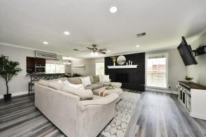 コンローにある4-BR Family Retreat in Quiet Conroe Neighborhoodのソファとテレビのあるリビングルーム +17枚の写真