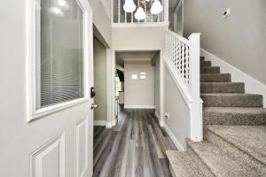 コンローにある4-BR Family Retreat in Quiet Conroe Neighborhoodの階段と扉のある家の廊下