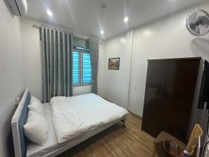 Un dormitorio pequeño con una cama y una ventana. en 26 Hotel Mộc Châu, en Sơn La