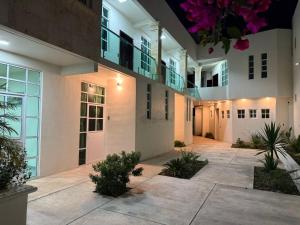 an empty courtyard of a building at night at Hotel Leilani in San Andrés Sinaxtla