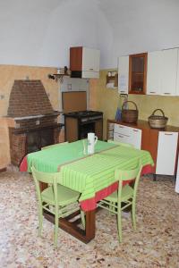フォルミアにあるIl Nido Dei Gemelliのキッチン(テーブル、椅子付)、キッチン(コンロ付)