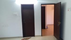 2 puertas abiertas en una habitación con pasillo en Abimayu Gardern, en Covelong 4 fotos más