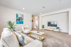 Μια τηλεόραση ή/και κέντρο ψυχαγωγίας στο StayAU 5BR Getaway 10 mins to Torquay & Deakin