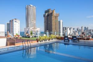 uma piscina no topo de um edifício com um horizonte da cidade em Dana Sea Ngoc Bich em Da Nang