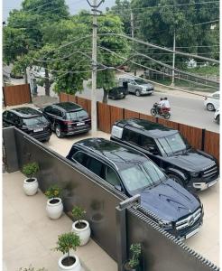 un grupo de coches estacionados en un estacionamiento en One bedroom,central location Wifi&Ac, en Cancino