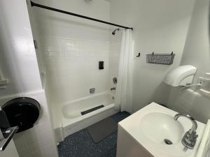 Kupatilo u objektu The Art Nook Private Rooms on Hollywood Blvd