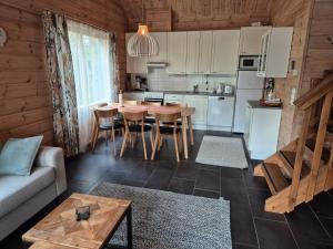 Kuchyň nebo kuchyňský kout v ubytování Villa Goahti - Kantokelo