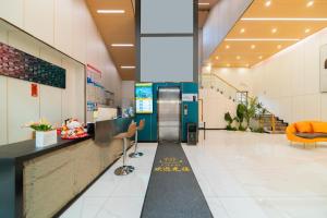 a lobby of a hospital with a waiting room at Dekang Yuexiang Hotel in Guangzhou