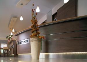 
a large vase filled with flowers on top of a counter at Hotel Brühlerhöhe in Erfurt
