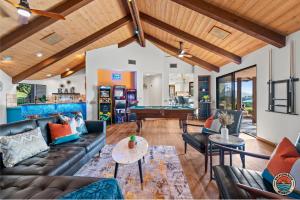 Posezení v ubytování Sprawling Hilltop Retreat- Pool, Views, Sleeps 30! + 73 fotografií