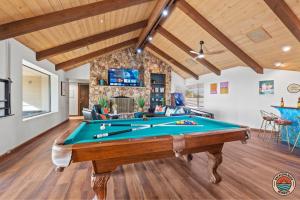 Biliár nebo kulečník v ubytování Sprawling Hilltop Retreat- Pool, Views, Sleeps 30!