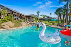 un galleggiante nel mezzo di una piscina di Sprawling Hilltop Retreat- Pool, Views, Sleeps 30! a El Cajon