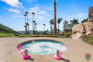 una piccola piscina con fenicotteri rosa in un cortile di Sprawling Hilltop Retreat- Pool, Views, Sleeps 30! a El Cajon