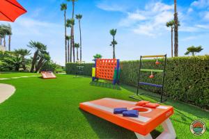 Un patio de juegos con equipos de juego en el césped. en Sprawling Hilltop Retreat- Pool, Views, Sleeps 30!, en El Cajon 75 fotos más