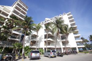 un gran edificio blanco con motocicletas estacionadas frente a él en Apartamento Bay Point 303, en San Andrés