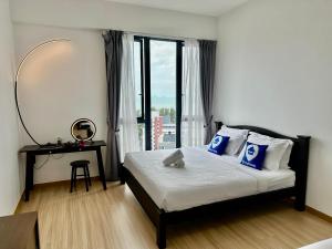 une chambre avec un lit, un bureau et une fenêtre dans l'établissement New Reno Jazz Suite 2 bedroomsSeaviewKaraoke, à Tanjong Tokong 51 autres photos