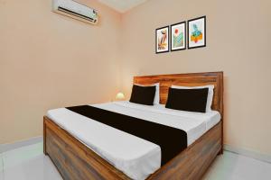 En eller flere senge i et værelse på Hotel O Green City Dhakoli Formerly Swagat