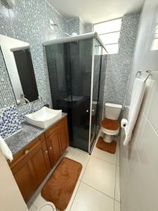 ein Badezimmer mit Dusche, Waschbecken und Toilette in der Unterkunft Estúdio 9º andar em frente à Praça da República in Belém + 27 Fotos