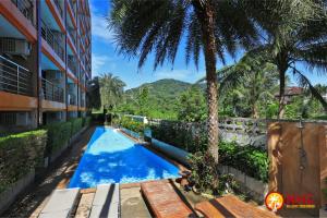 Swimmingpoolen hos eller tæt på Nai Harn Condominium